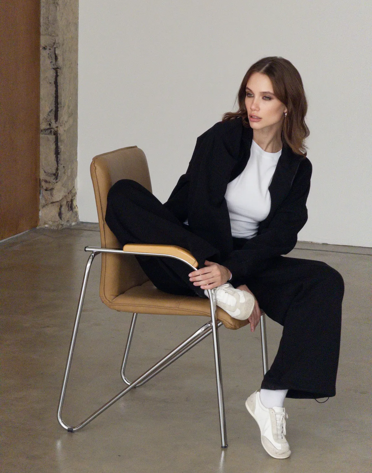 Комплект з начосом світшот на блискавці з декоративними швами та штани на затяжках по низу, чорні - Фото 5