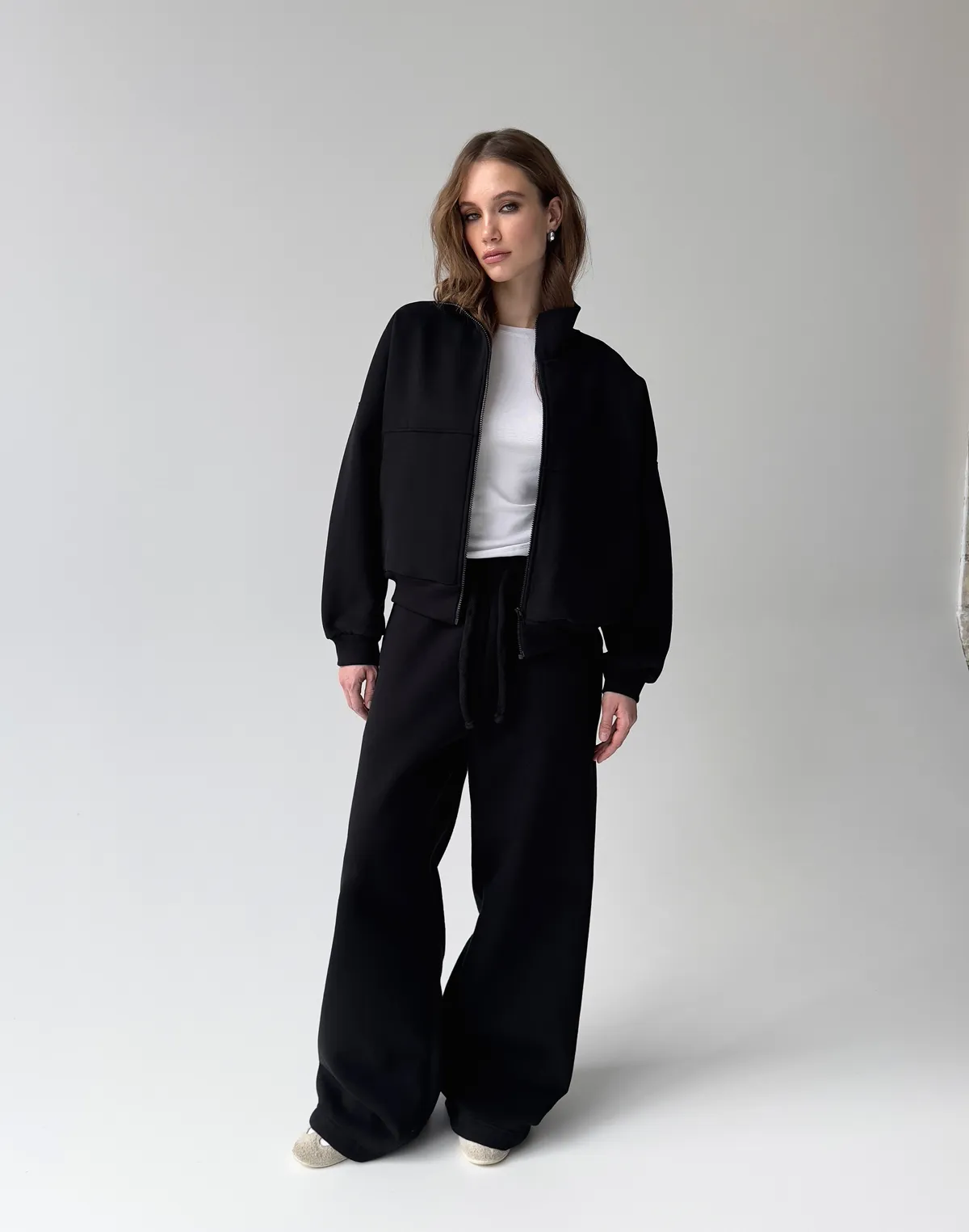 Комплект з начосом світшот на блискавці з декоративними швами та штани на затяжках по низу, чорні - Фото 4