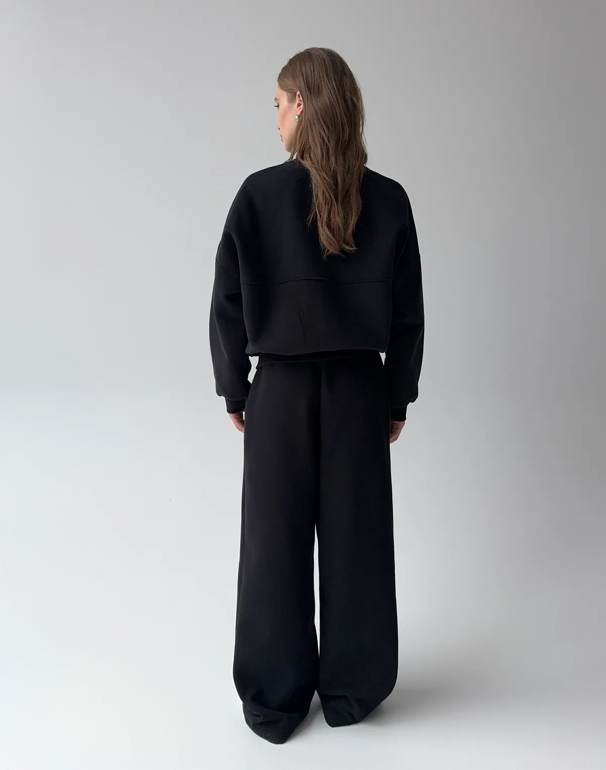 Комплект з начосом світшот на блискавці з декоративними швами та штани на затяжках по низу, чорні - Фото 2