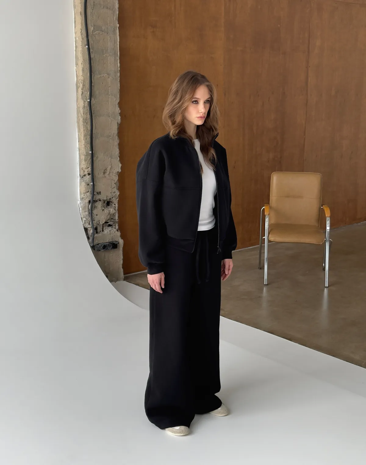 Комплект з начосом світшот на блискавці з декоративними швами та штани на затяжках по низу, чорні - Фото 3