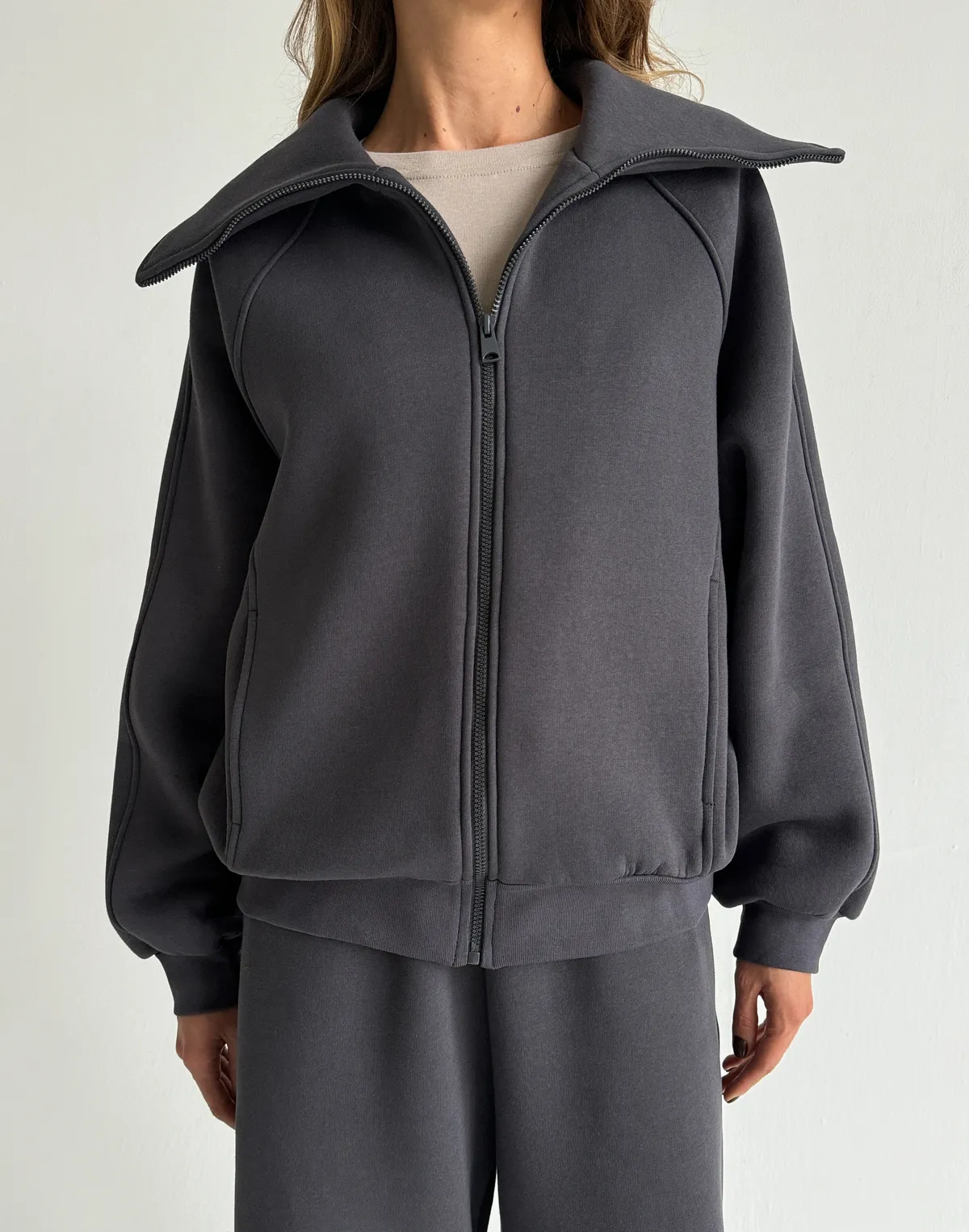 Bluza zapinana na zamek z wysokim kołnierzem, antracytowa - Фото 1