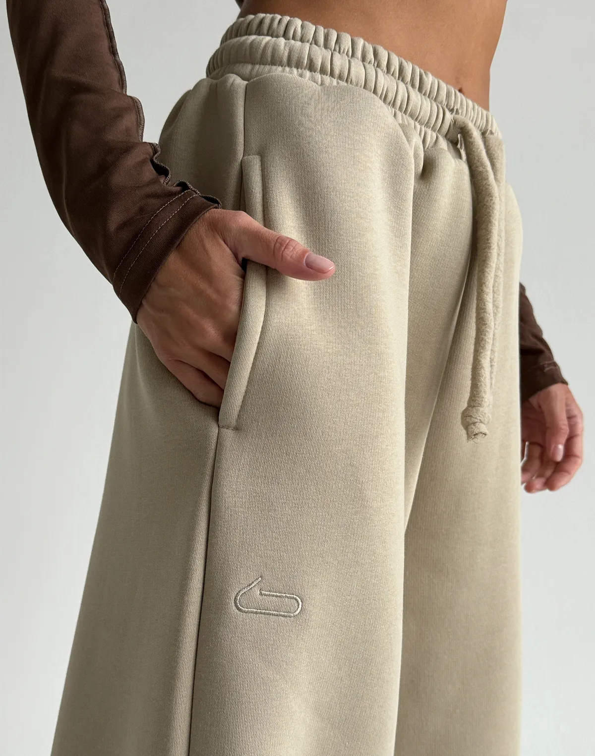 Spodnie dresowe o luźnym kroju z ociepleniem, lekka kawa - Фото 6