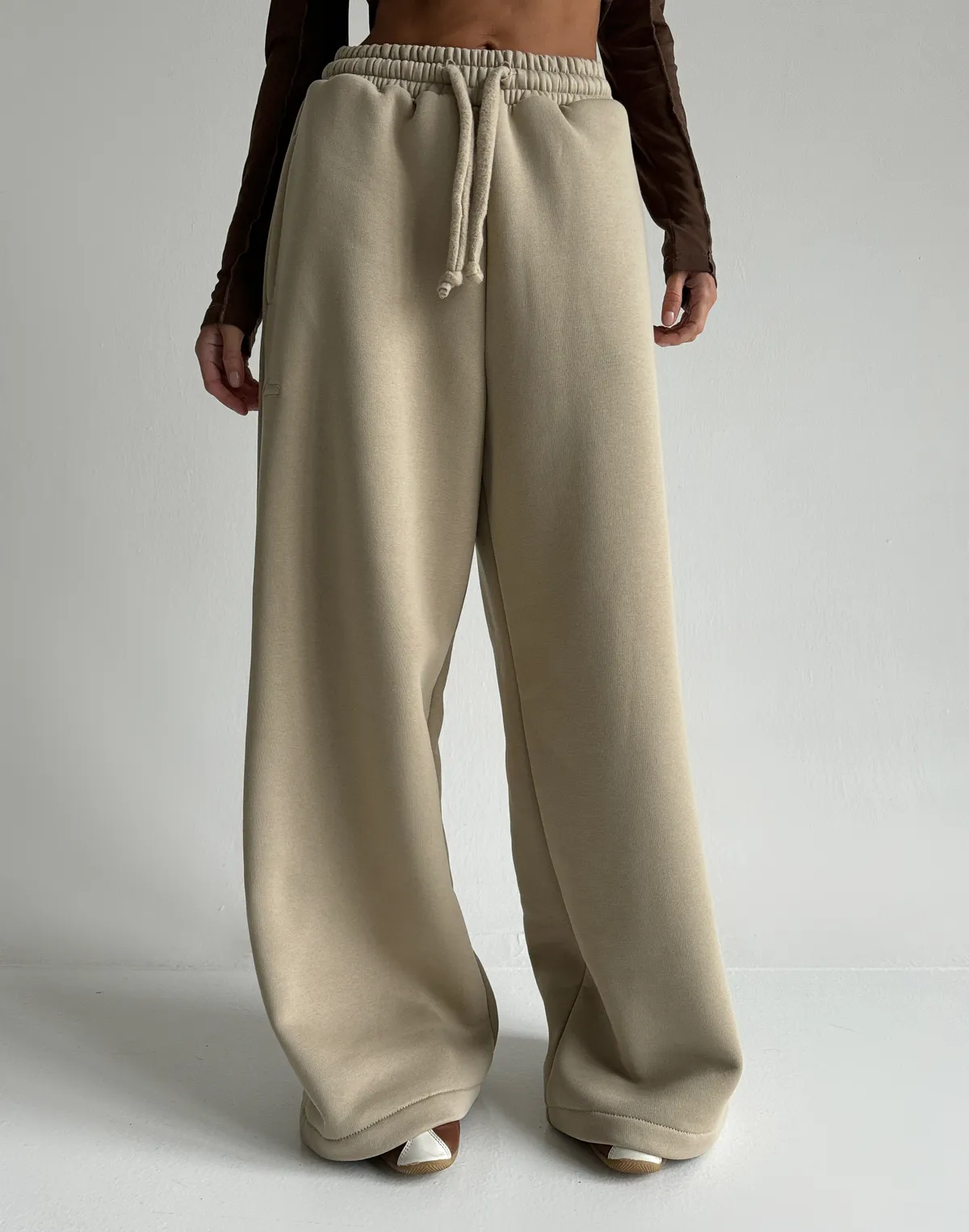 Spodnie dresowe o luźnym kroju z ociepleniem, lekka kawa - Фото 1