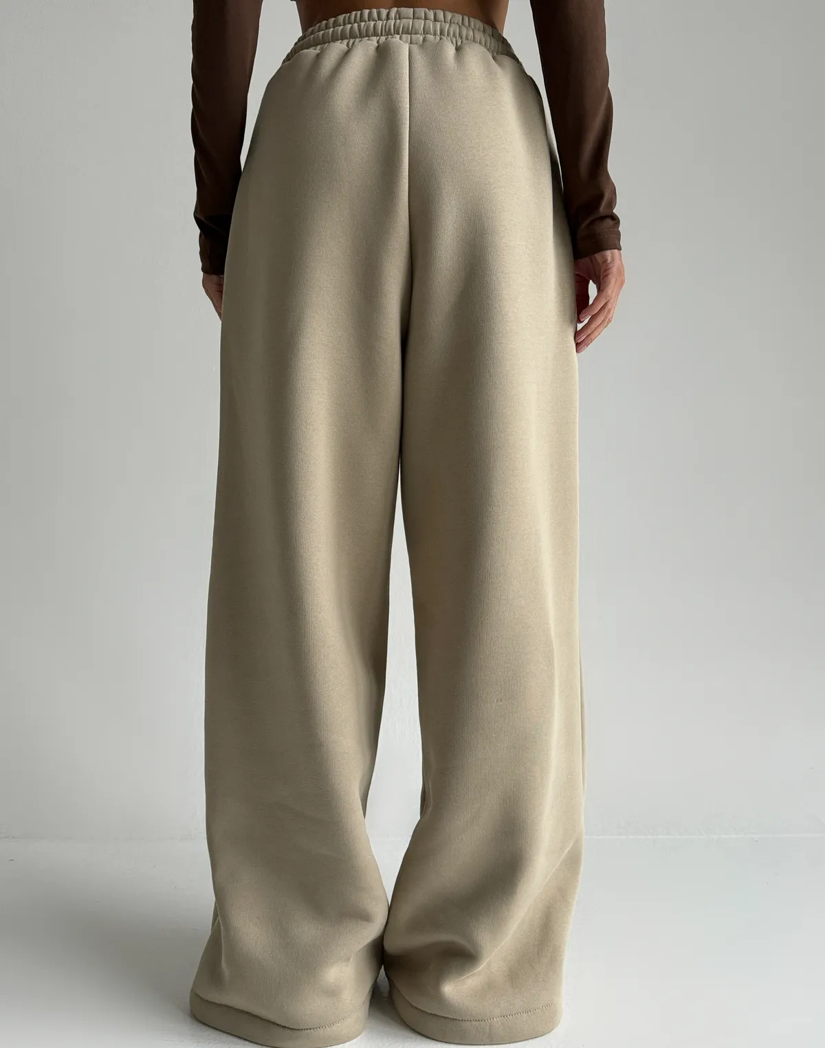Spodnie dresowe o luźnym kroju z ociepleniem, lekka kawa - Фото 2