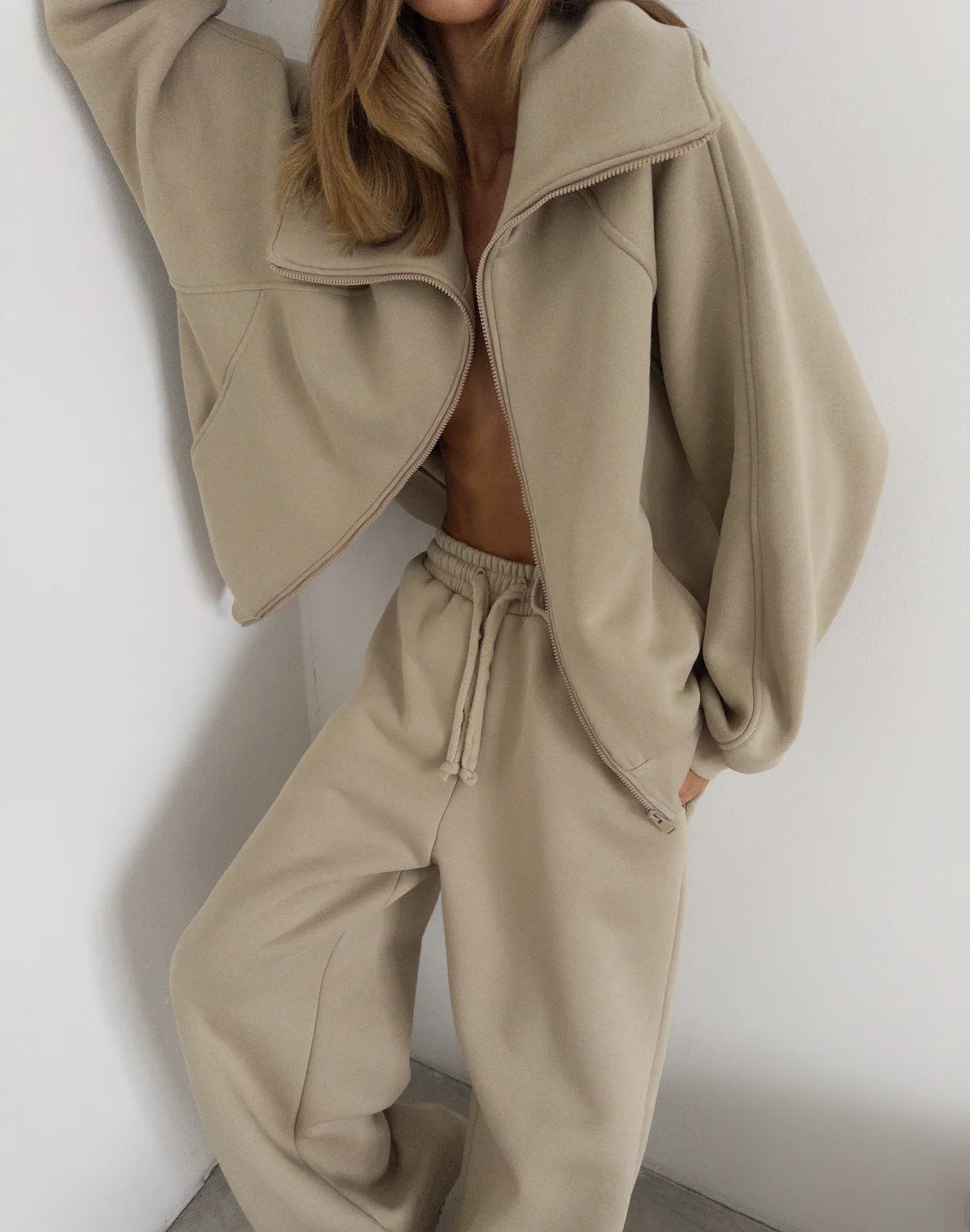 Spodnie dresowe o luźnym kroju z ociepleniem, lekka kawa - Фото 5