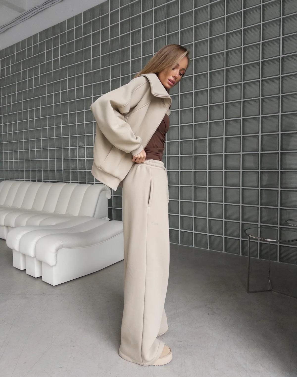 Spodnie dresowe o luźnym kroju z ociepleniem, lekka kawa - Фото 8