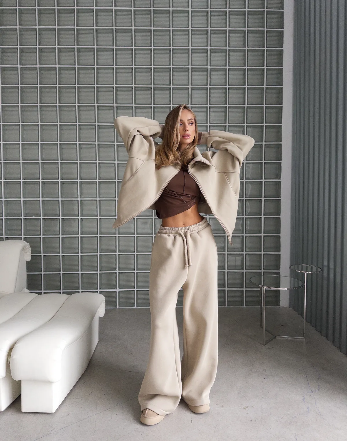 Spodnie dresowe o luźnym kroju z ociepleniem, lekka kawa - Фото 3