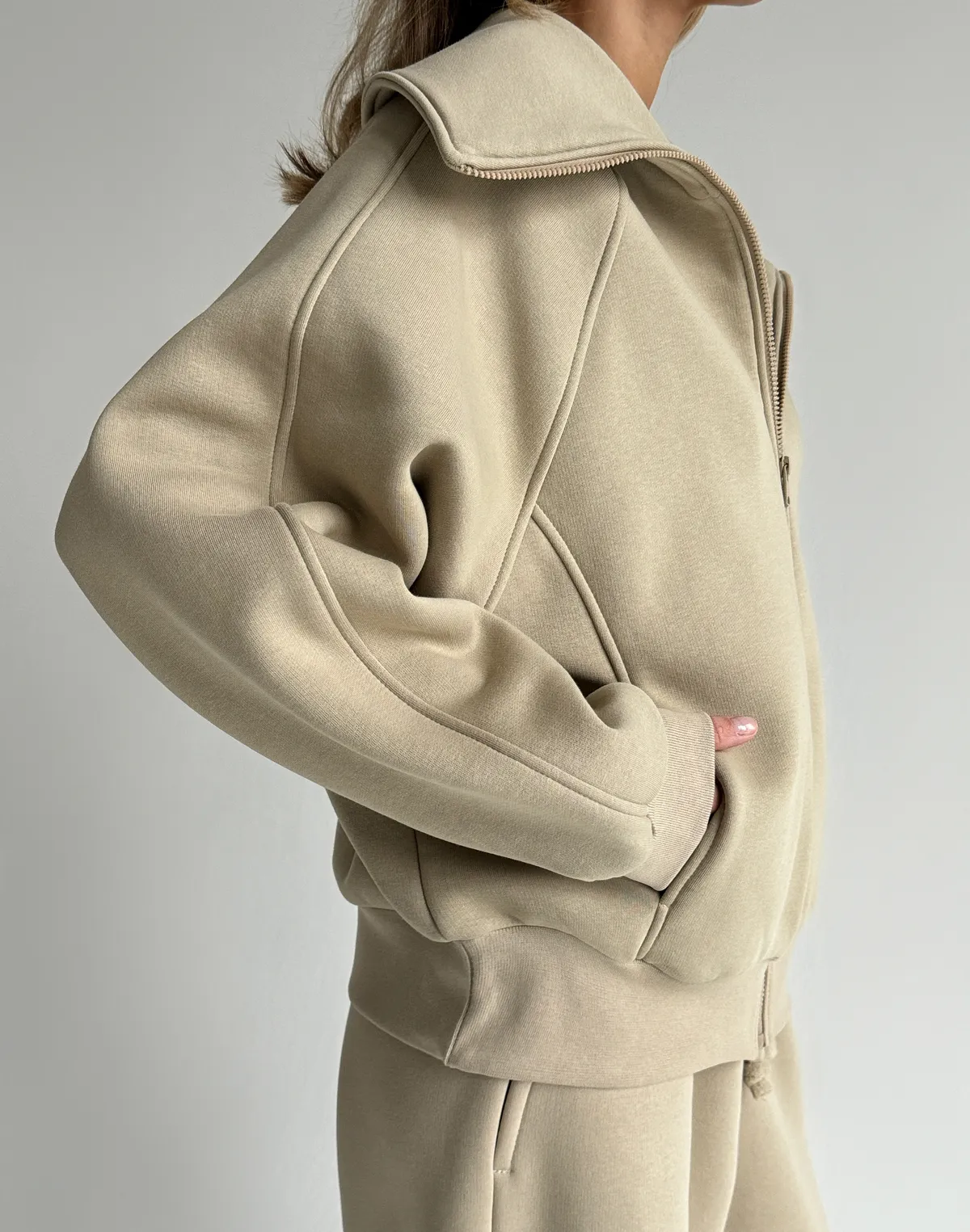 Bluza zapinana na zamek z wysokim kołnierzem, lekka kawa - Фото 7