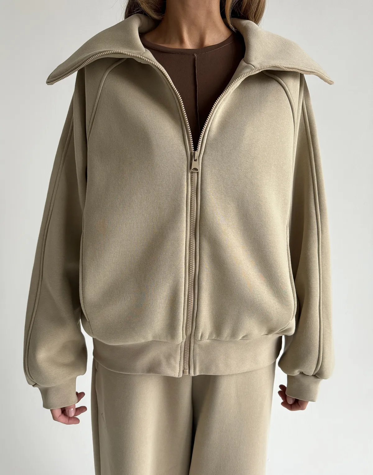 Bluza zapinana na zamek z wysokim kołnierzem, lekka kawa - Фото 6