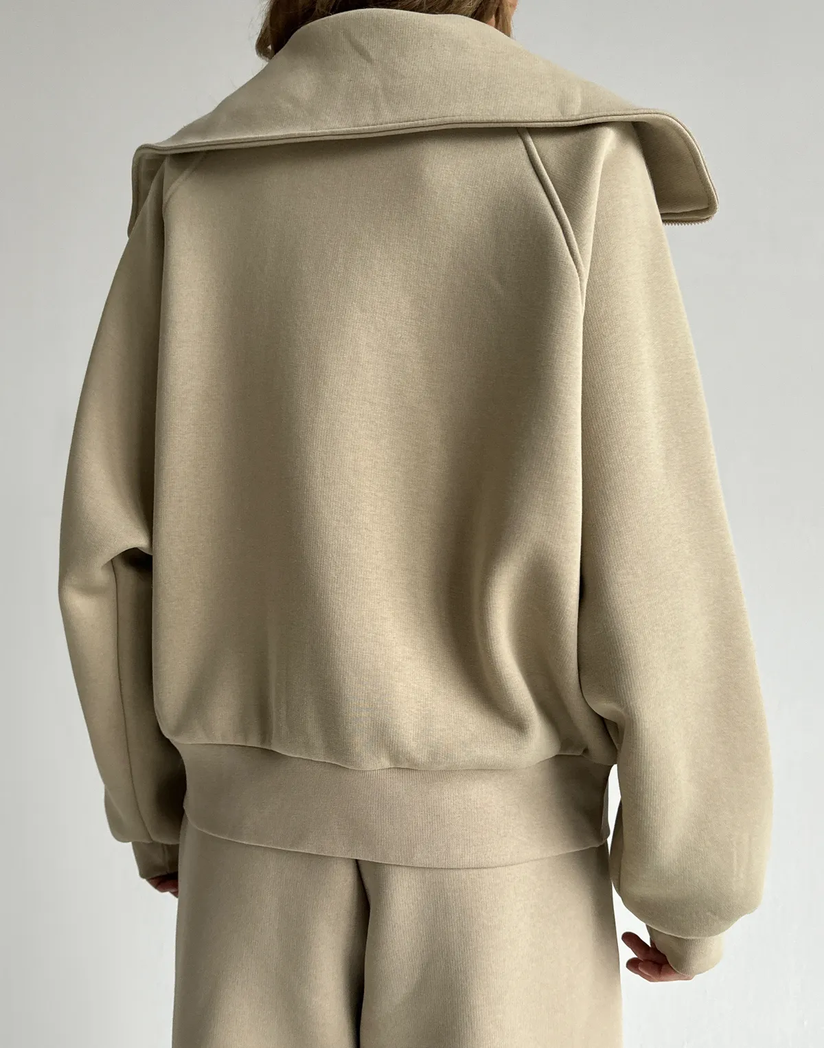 Bluza zapinana na zamek z wysokim kołnierzem, lekka kawa - Фото 2