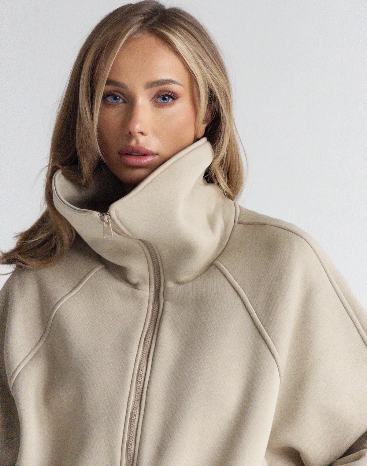 Bluza zapinana na zamek z wysokim kołnierzem, lekka kawa - Фото 4