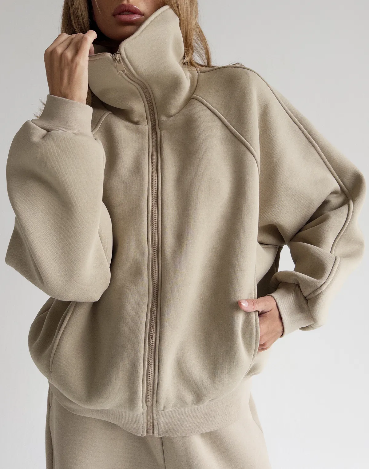 Bluza zapinana na zamek z wysokim kołnierzem, lekka kawa - Фото 1