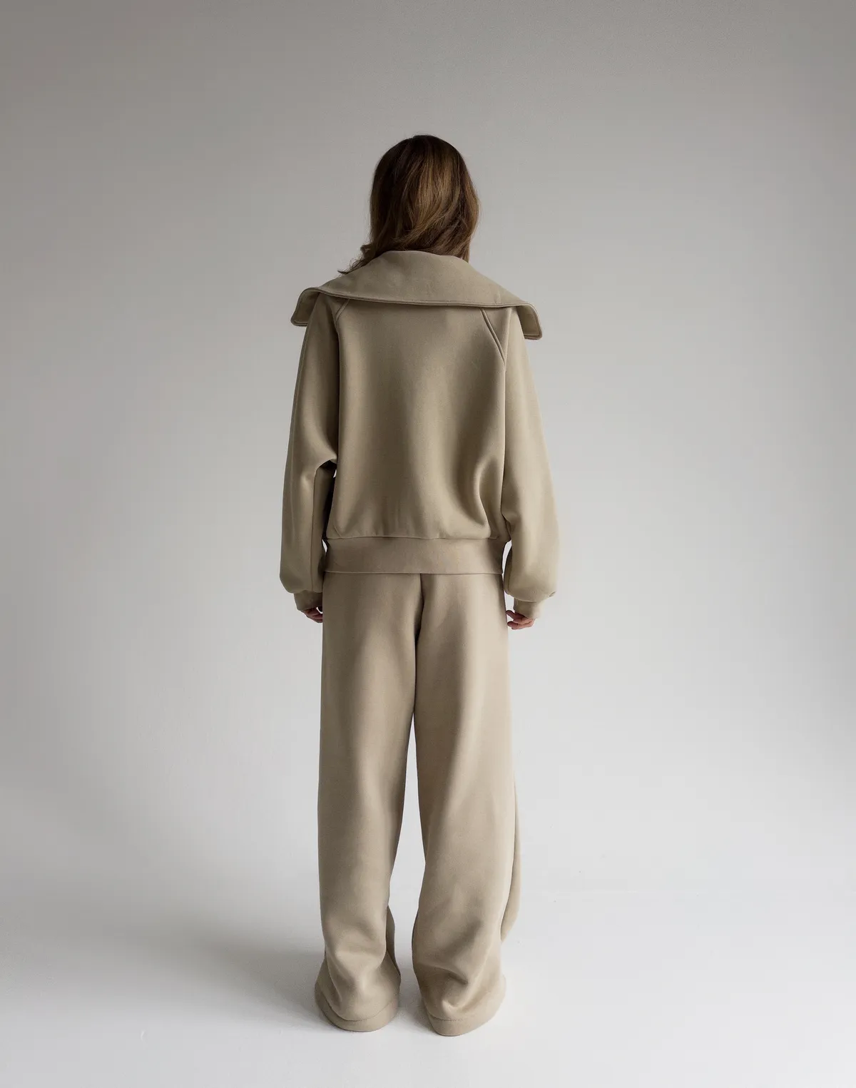 Комплект зимовий з начосом світшот з високим воротом та штани вільного крою, світло-кавові - Фото 2