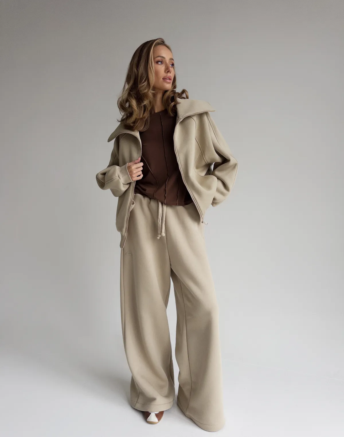 Комплект зимовий з начосом світшот з високим воротом та штани вільного крою, світло-кавові - Фото 3