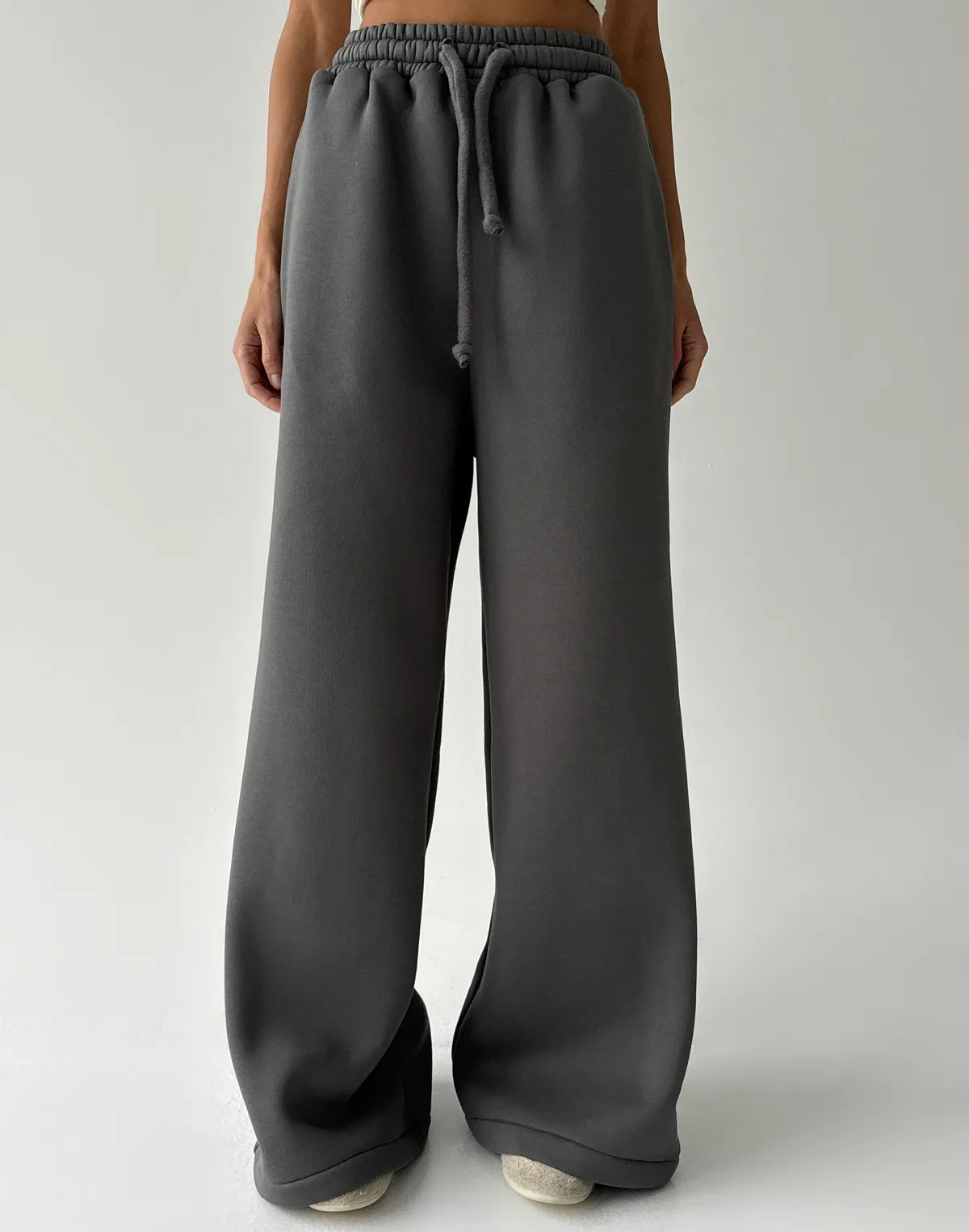 Spodnie dresowe o luźnym kroju z ociepleniem, ciemny szary - Фото 1