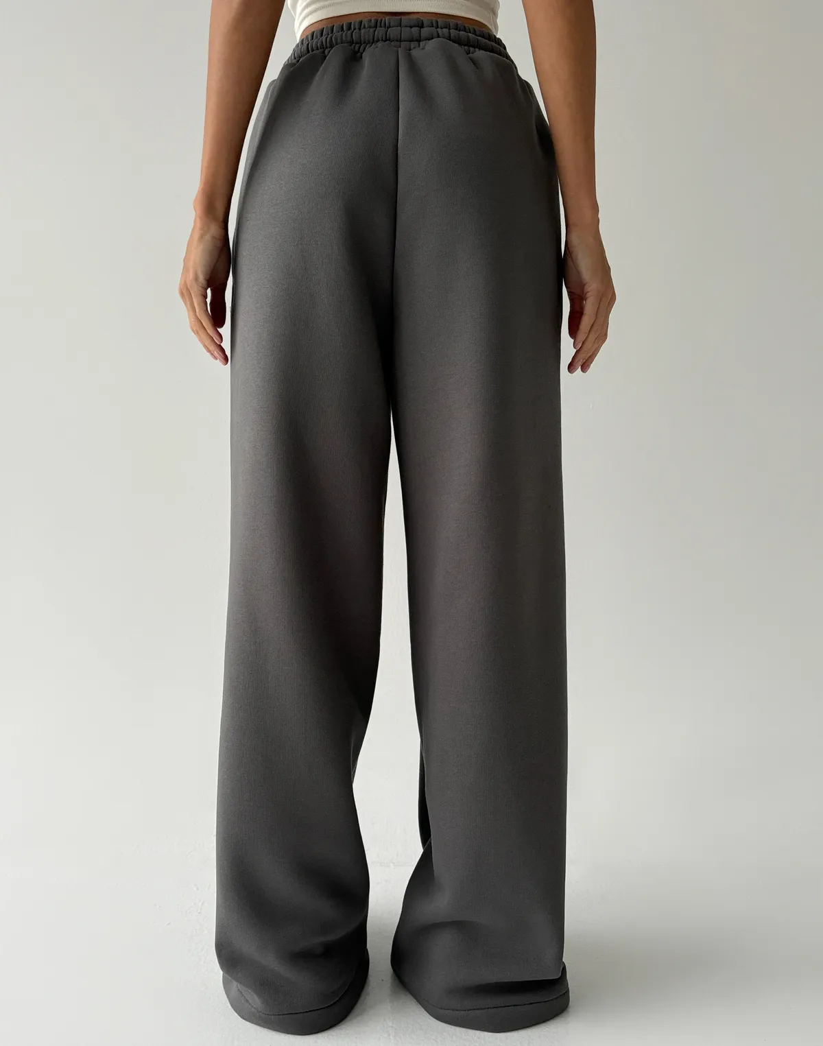 Spodnie dresowe o luźnym kroju z ociepleniem, ciemny szary - Фото 2