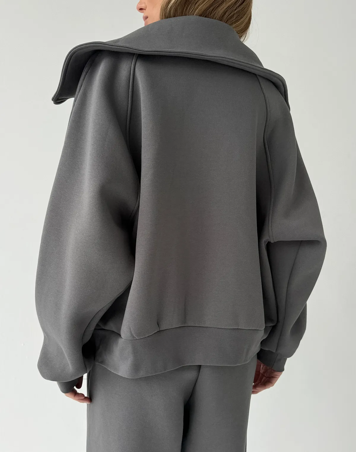 Bluza zapinana na zamek z wysokim kołnierzem, ciemny szary - Фото 2