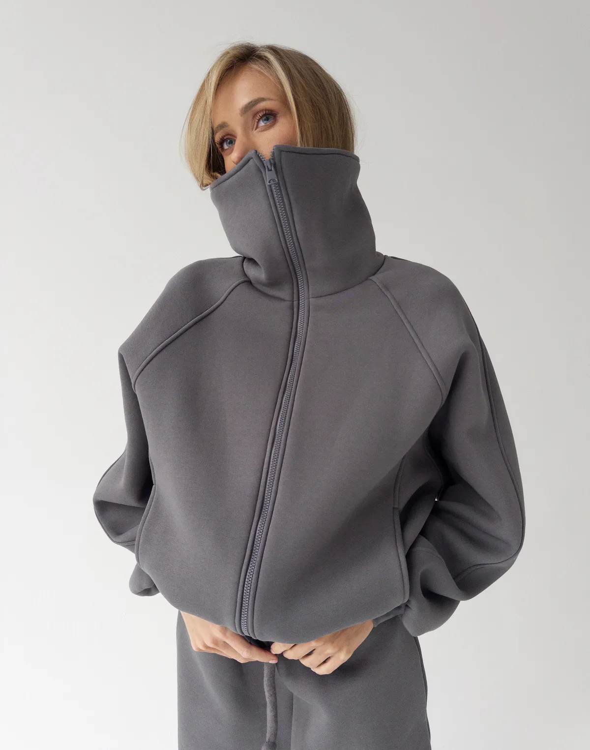 Bluza zapinana na zamek z wysokim kołnierzem, ciemny szary - Фото 8