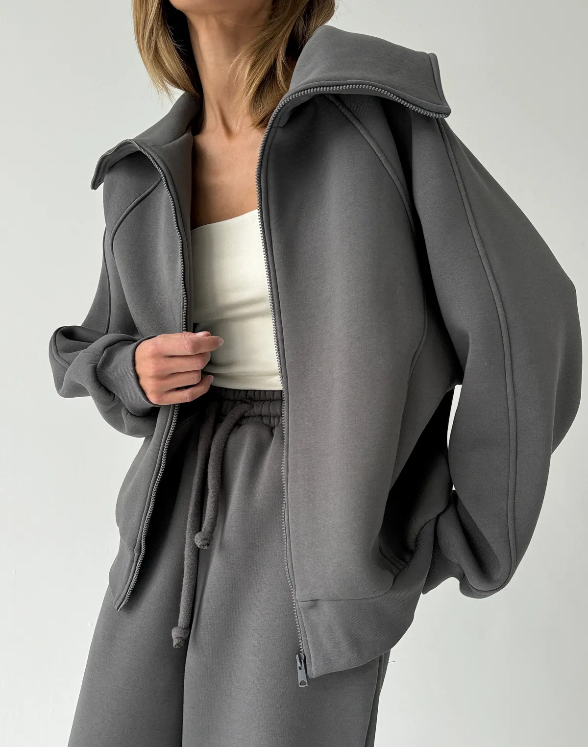 Bluza zapinana na zamek z wysokim kołnierzem, ciemny szary - Фото 7