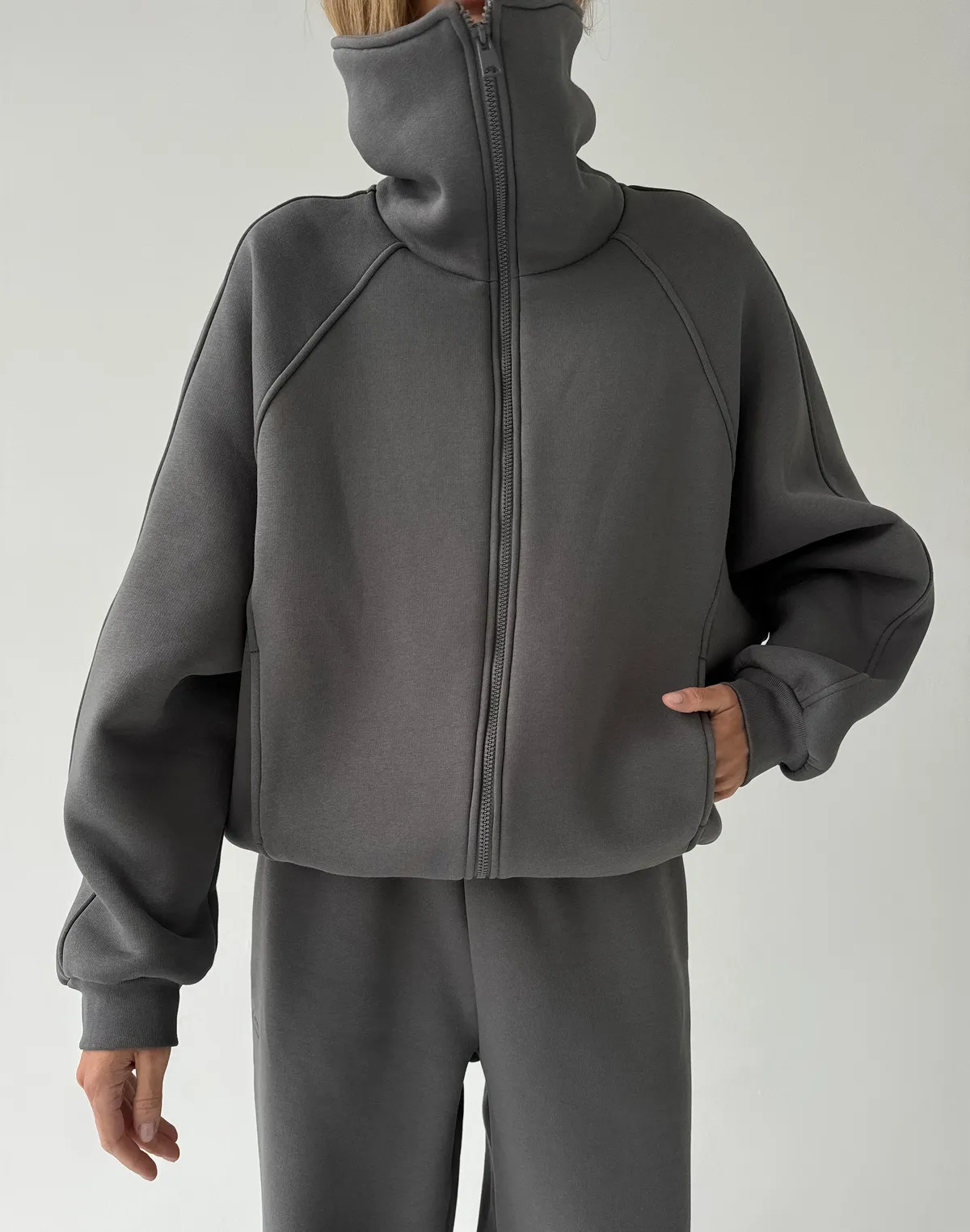 Bluza zapinana na zamek z wysokim kołnierzem, ciemny szary - Фото 1