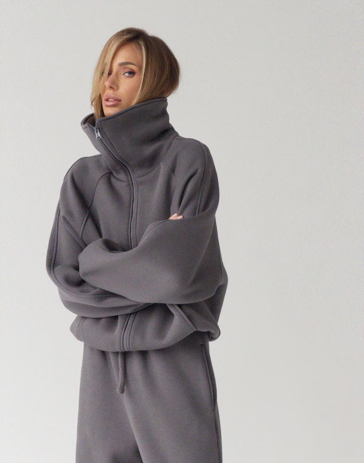 Bluza zapinana na zamek z wysokim kołnierzem, ciemny szary - Фото 6