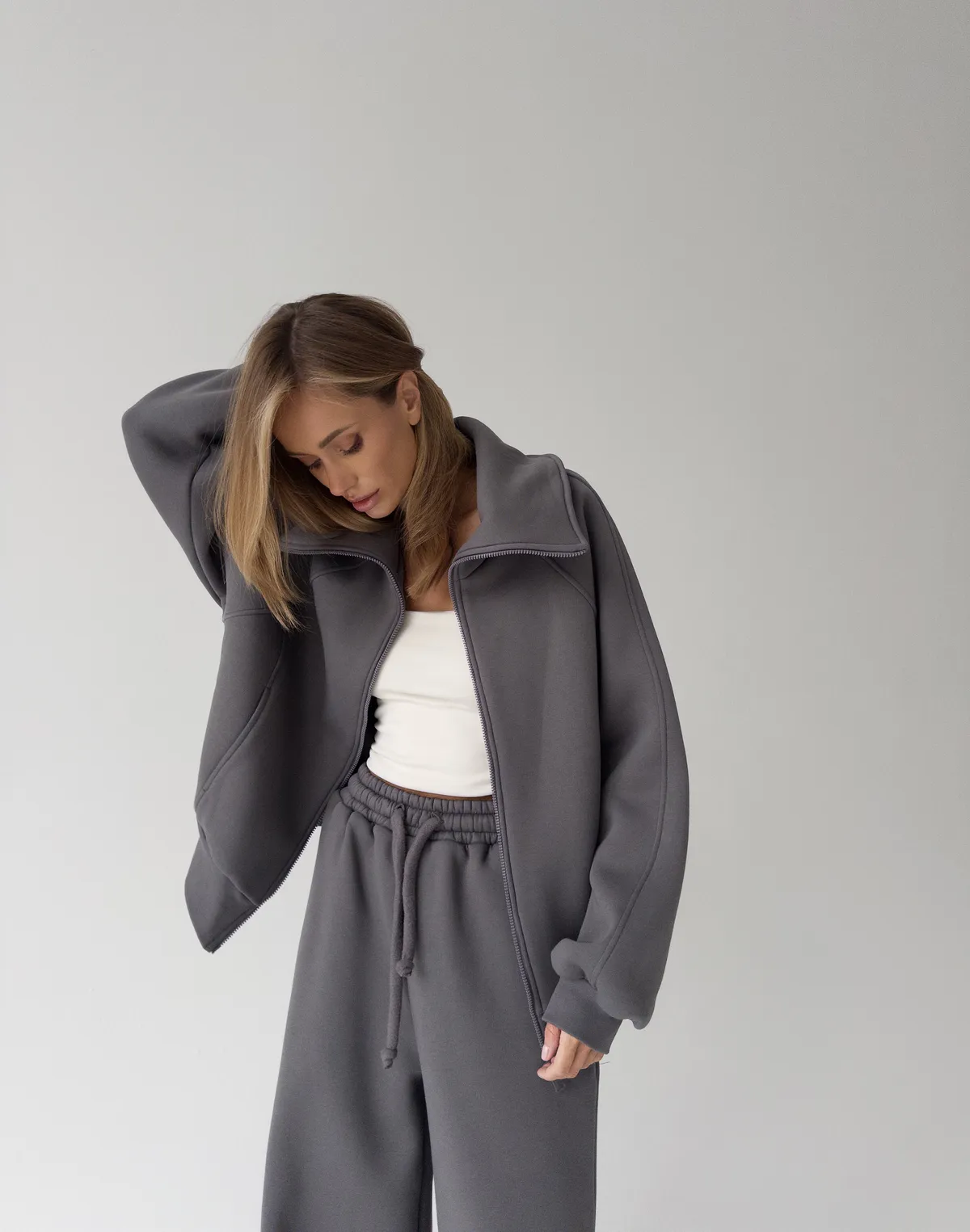 Bluza zapinana na zamek z wysokim kołnierzem, ciemny szary - Фото 5