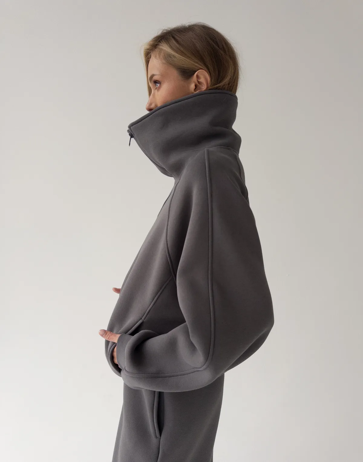 Bluza zapinana na zamek z wysokim kołnierzem, ciemny szary - Фото 4