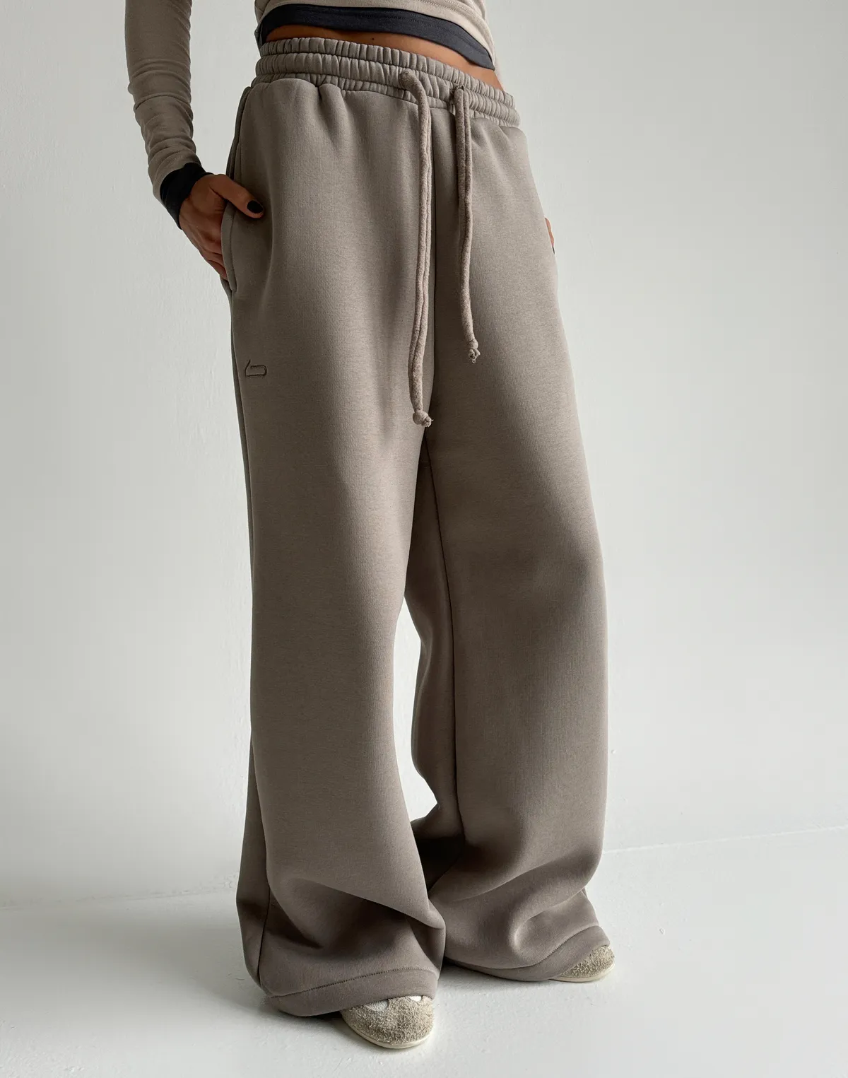 Spodnie dresowe o luźnym kroju z ociepleniem, szaro-kawowy - Фото 1