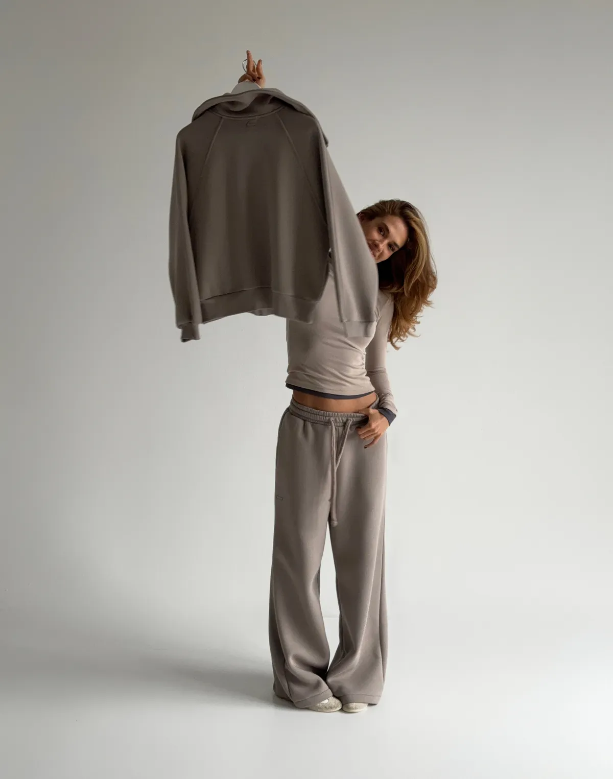 Spodnie dresowe o luźnym kroju z ociepleniem, szaro-kawowy - Фото 6