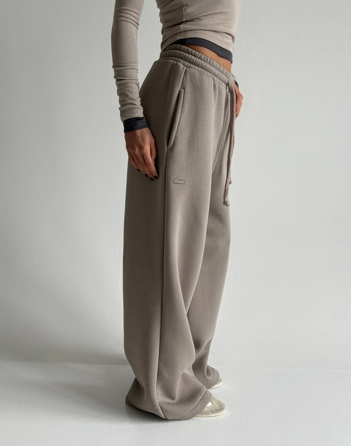 Spodnie dresowe o luźnym kroju z ociepleniem, szaro-kawowy - Фото 8