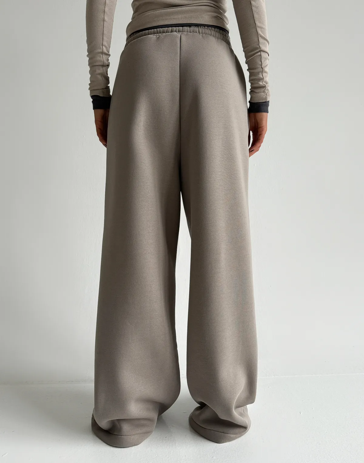 Spodnie dresowe o luźnym kroju z ociepleniem, szaro-kawowy - Фото 2