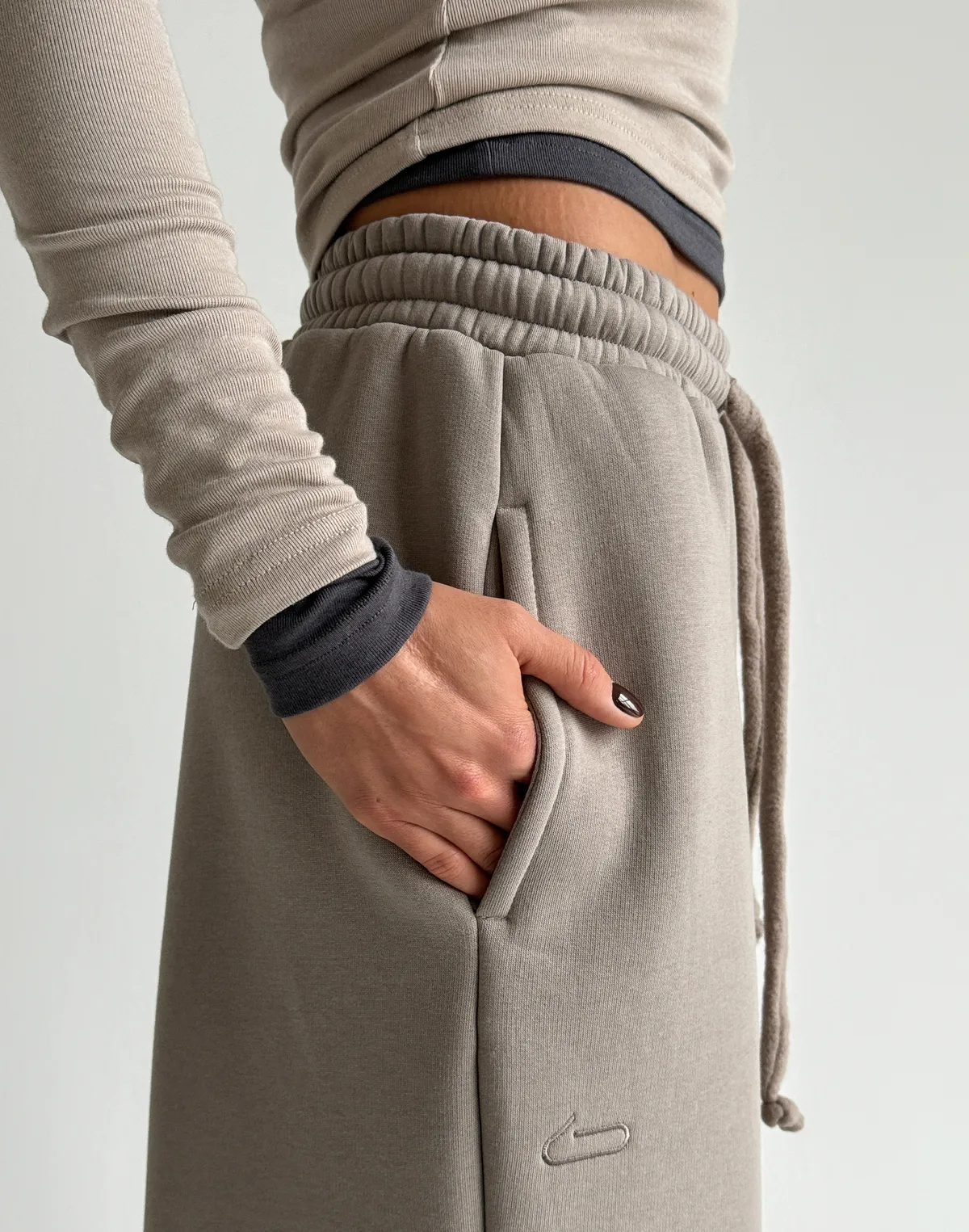 Spodnie dresowe o luźnym kroju z ociepleniem, szaro-kawowy - Фото 5