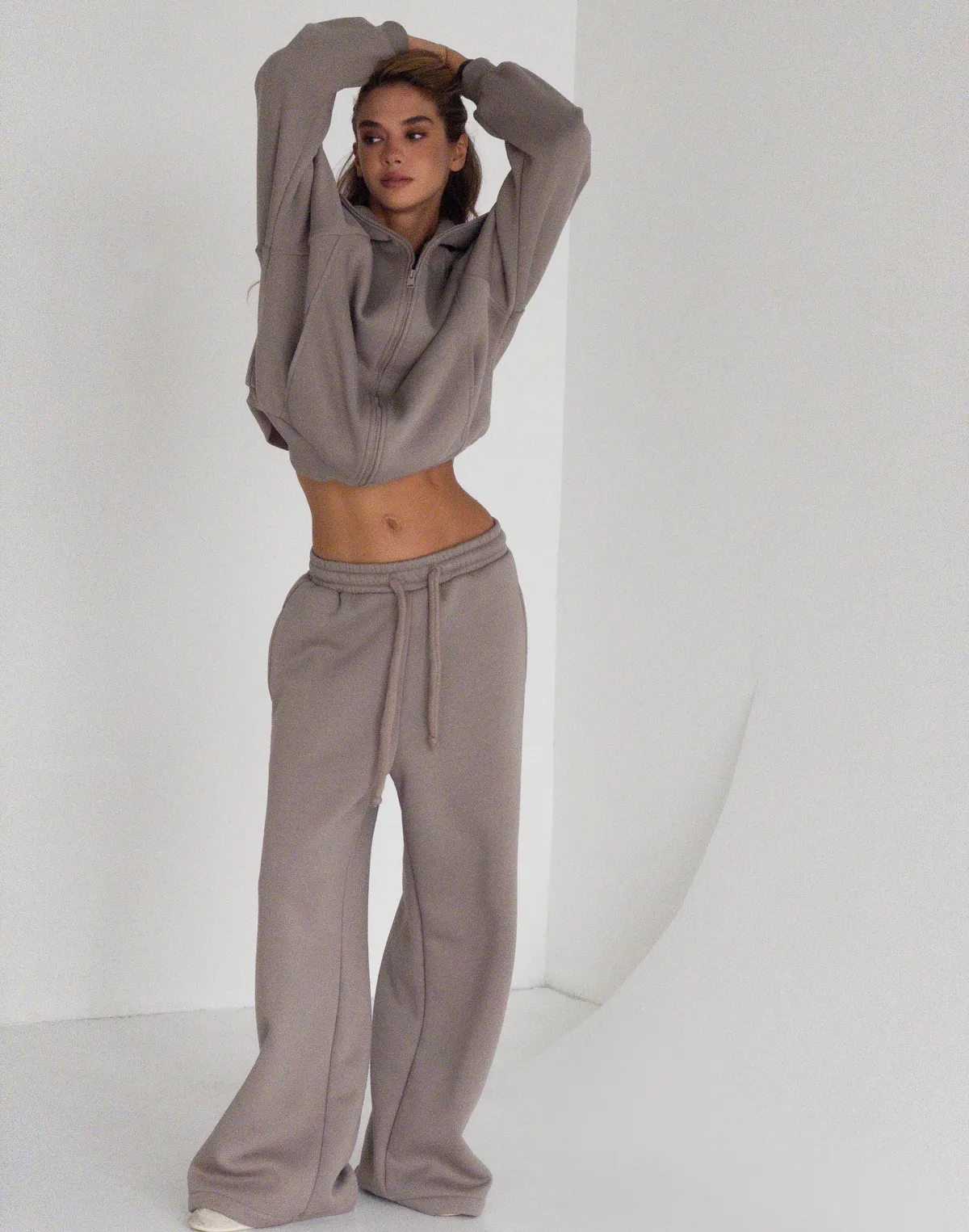 Spodnie dresowe o luźnym kroju z ociepleniem, szaro-kawowy - Фото 3