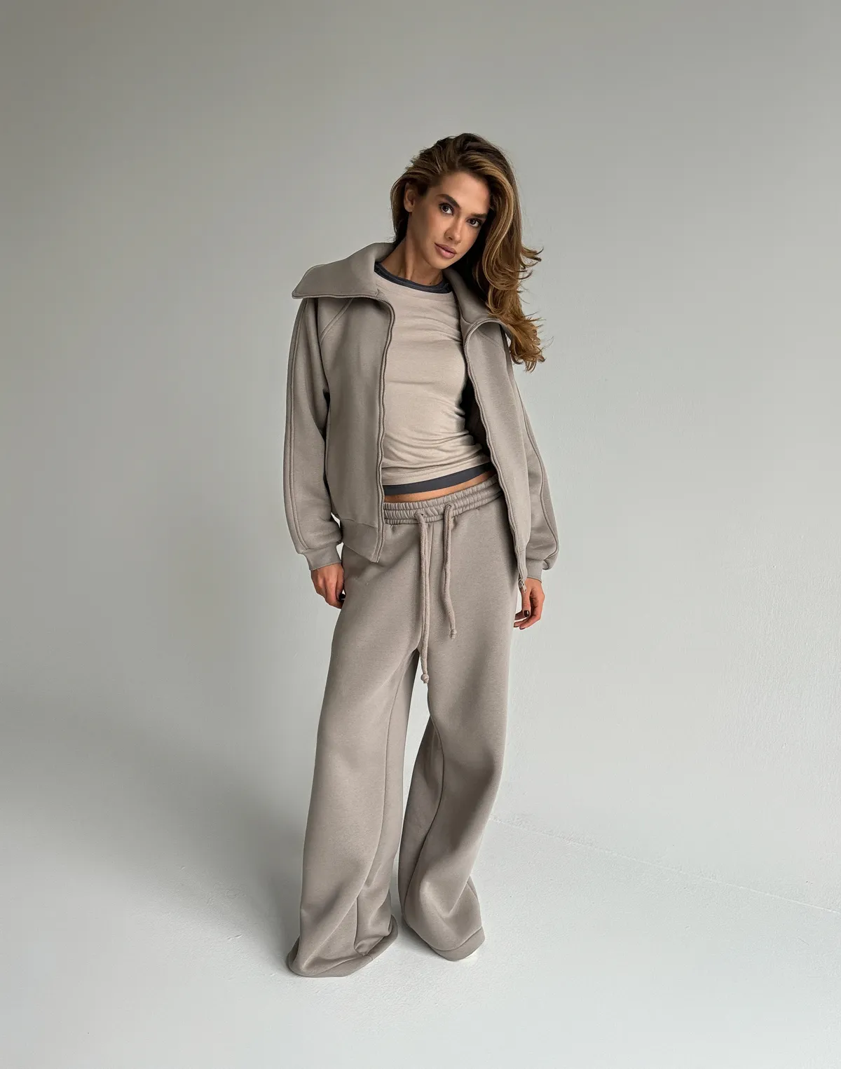 Spodnie dresowe o luźnym kroju z ociepleniem, szaro-kawowy - Фото 7