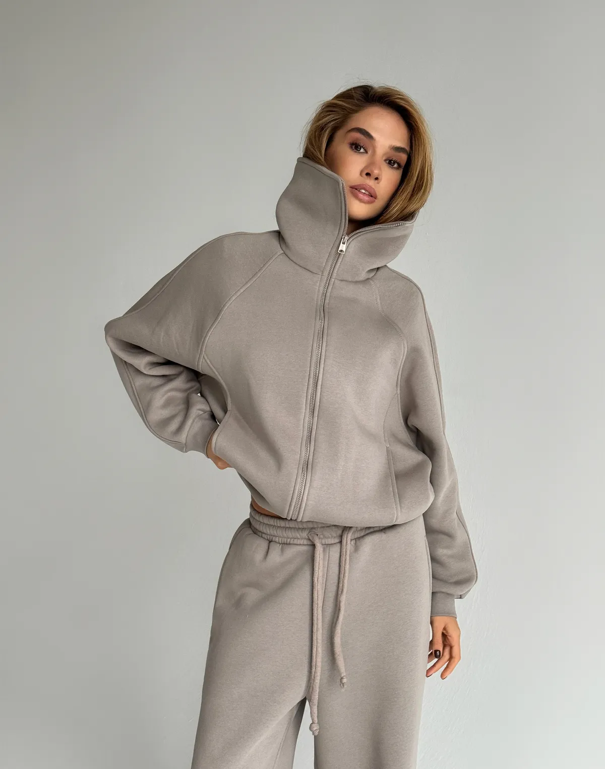 Bluza zapinana na zamek z wysokim kołnierzem, szaro-kawowy - Фото 7