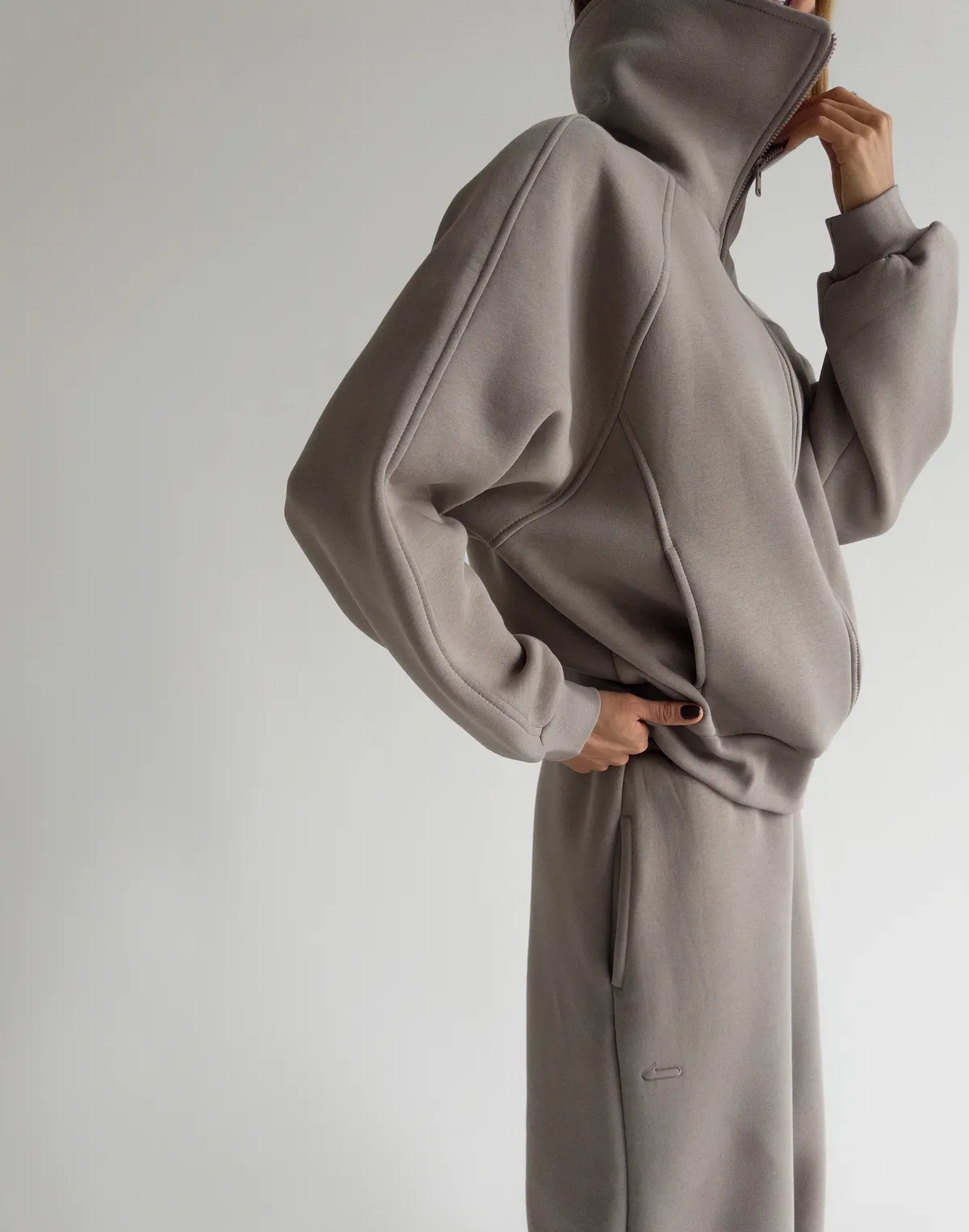 Bluza zapinana na zamek z wysokim kołnierzem, szaro-kawowy - Фото 6