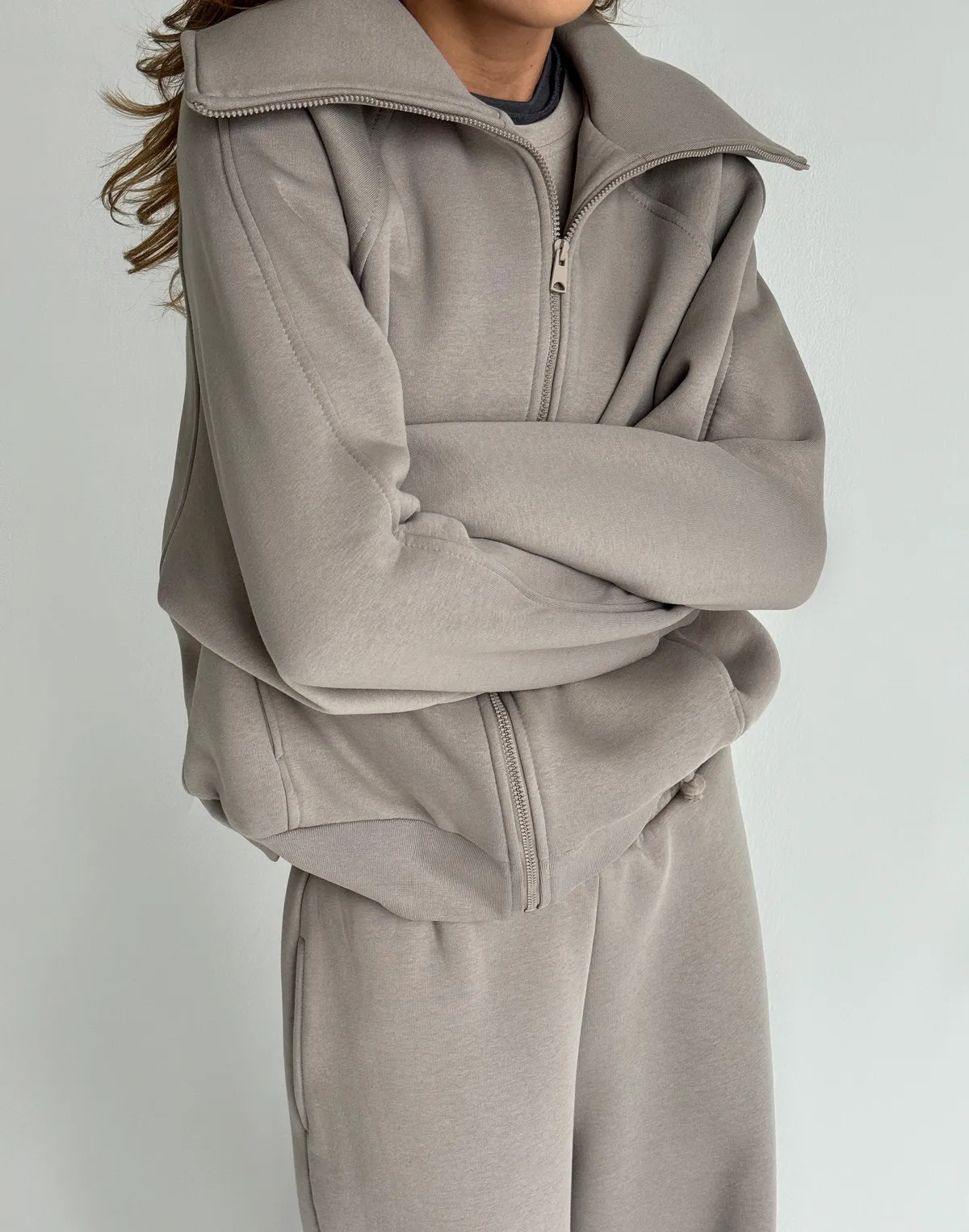 Bluza zapinana na zamek z wysokim kołnierzem, szaro-kawowy - Фото 5