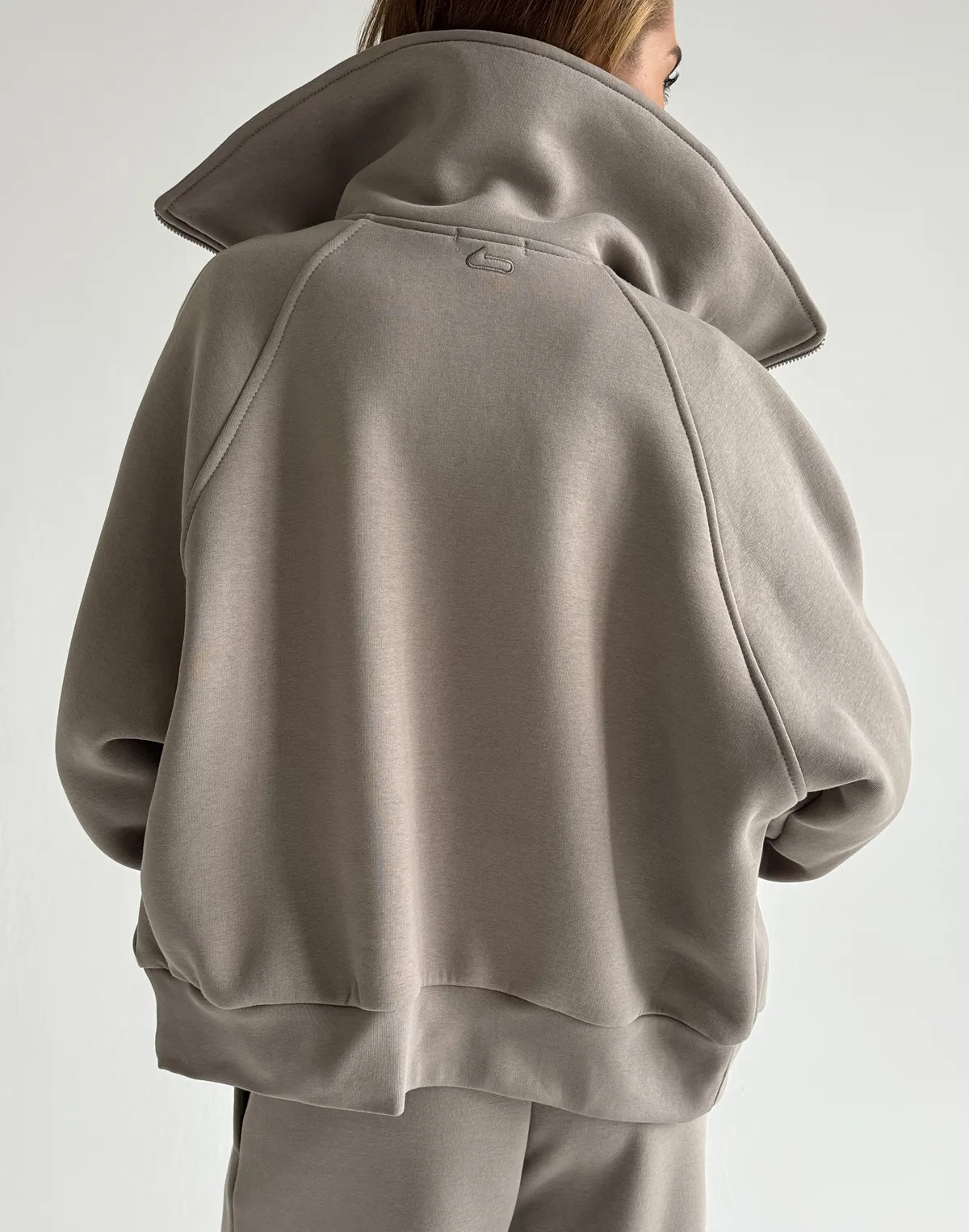 Bluza zapinana na zamek z wysokim kołnierzem, szaro-kawowy - Фото 2