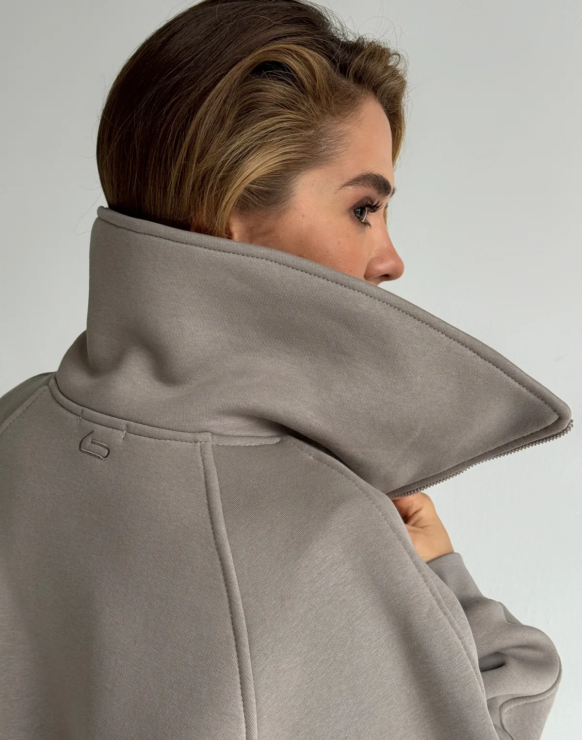 Bluza zapinana na zamek z wysokim kołnierzem, szaro-kawowy - Фото 4