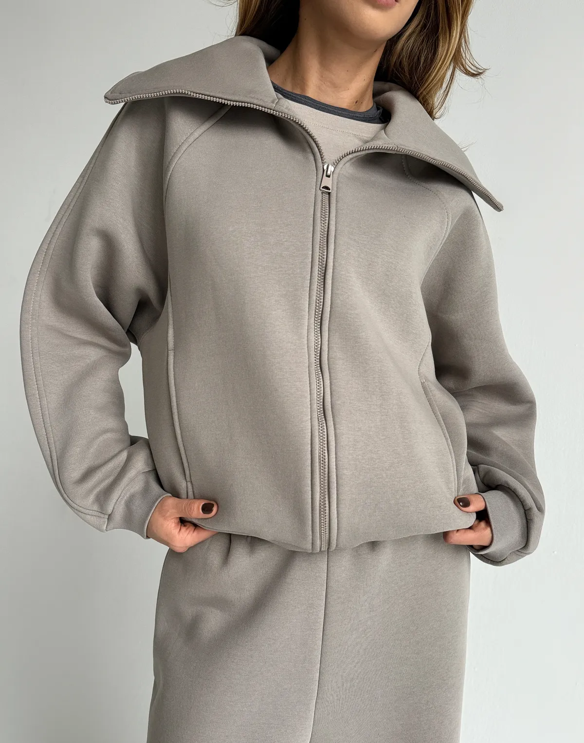 Bluza zapinana na zamek z wysokim kołnierzem, szaro-kawowy - Фото 1