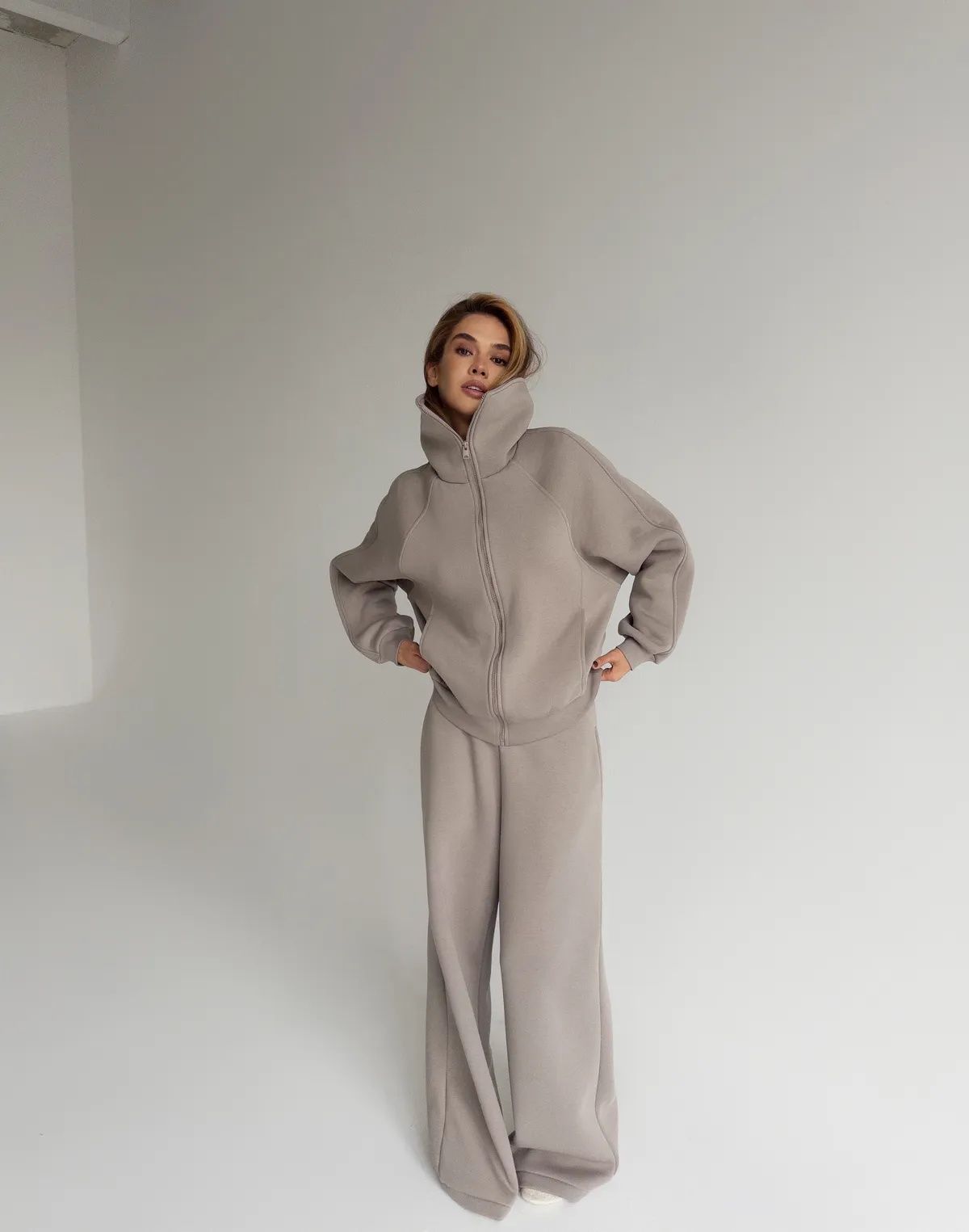 Bluza zapinana na zamek z wysokim kołnierzem, szaro-kawowy - Фото 3