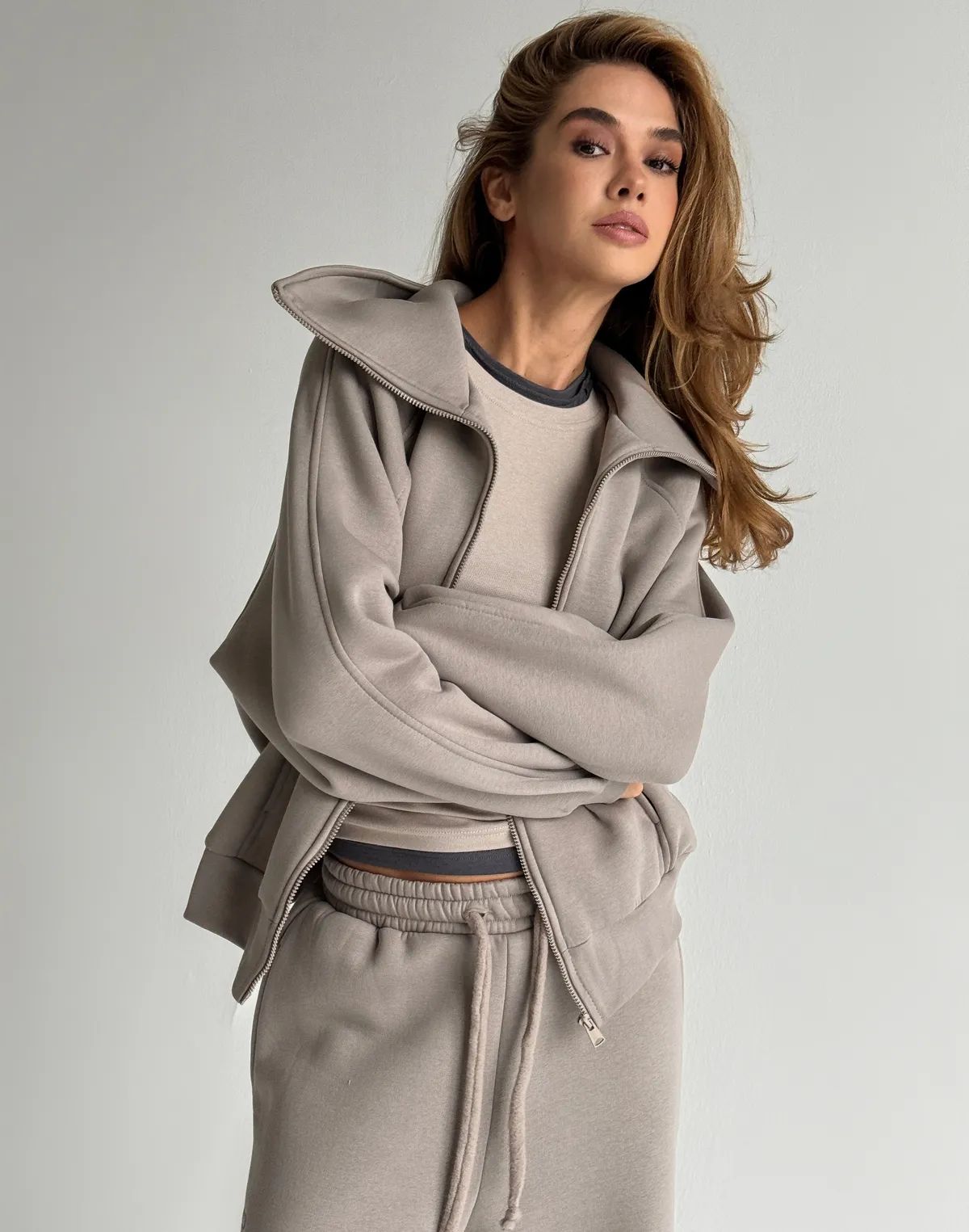 Комплект зимовий з начосом світшот з високим воротом та штани вільного крою, сіро-кавові - Фото 4