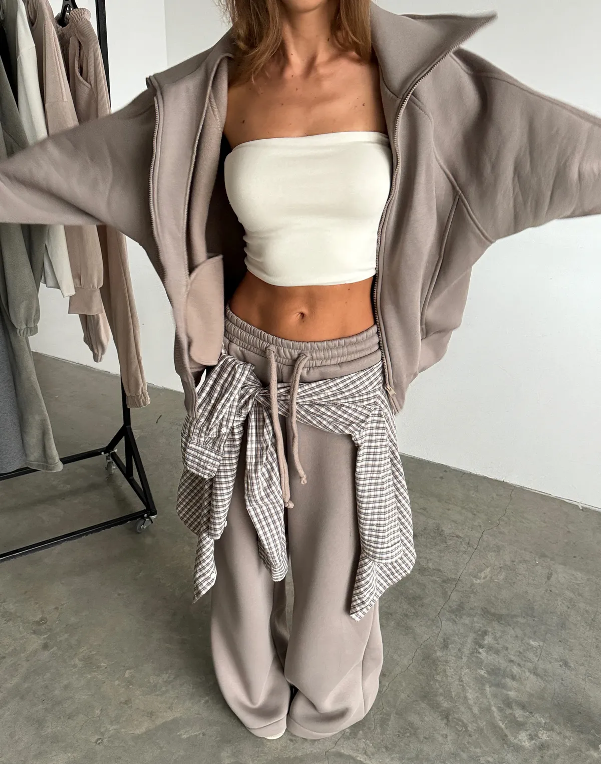 Комплект зимовий з начосом світшот з високим воротом та штани вільного крою, сіро-кавові - Фото 3