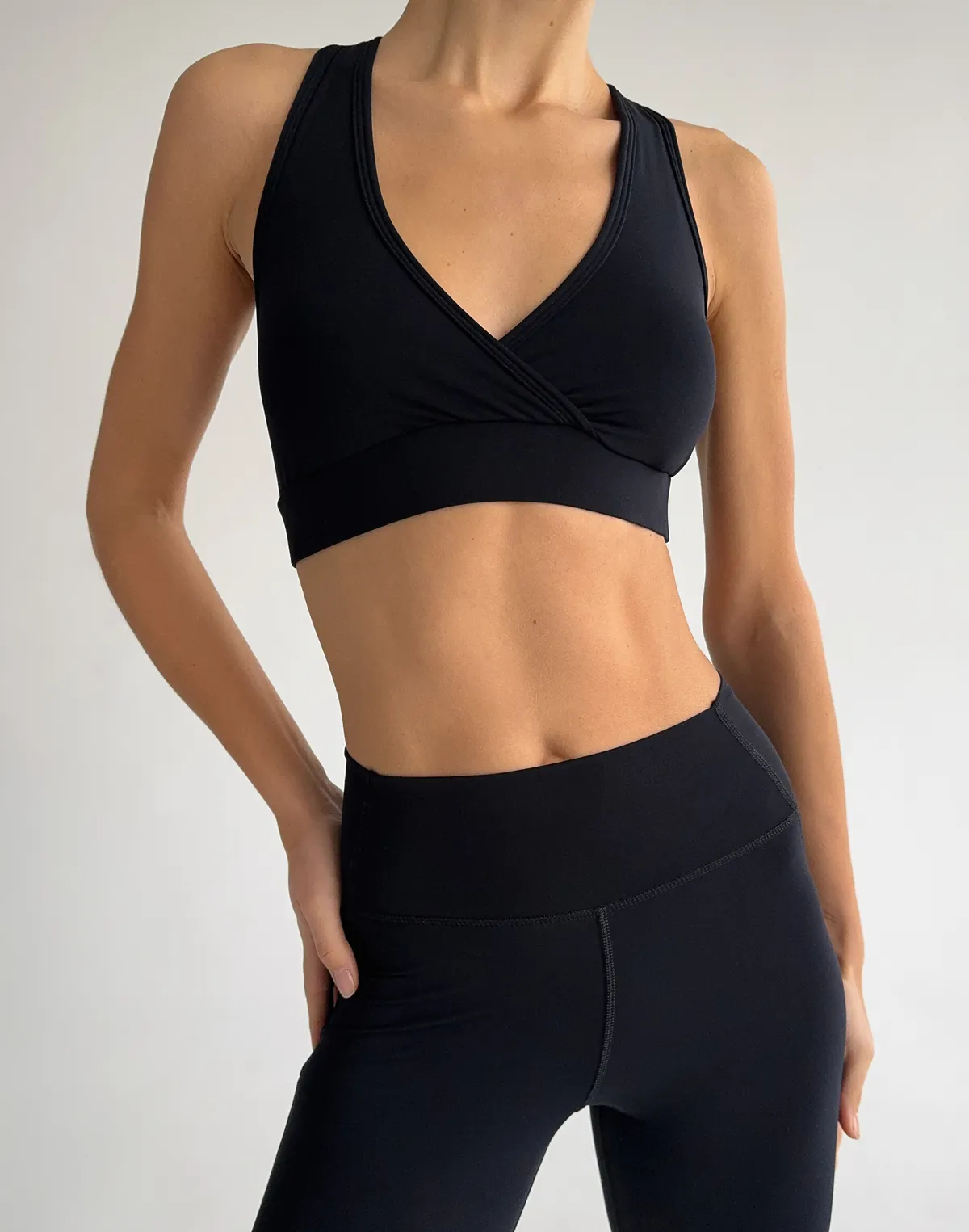 Top sportowy z miseczkami skrzyżowanymi, czarny - Фото 1
