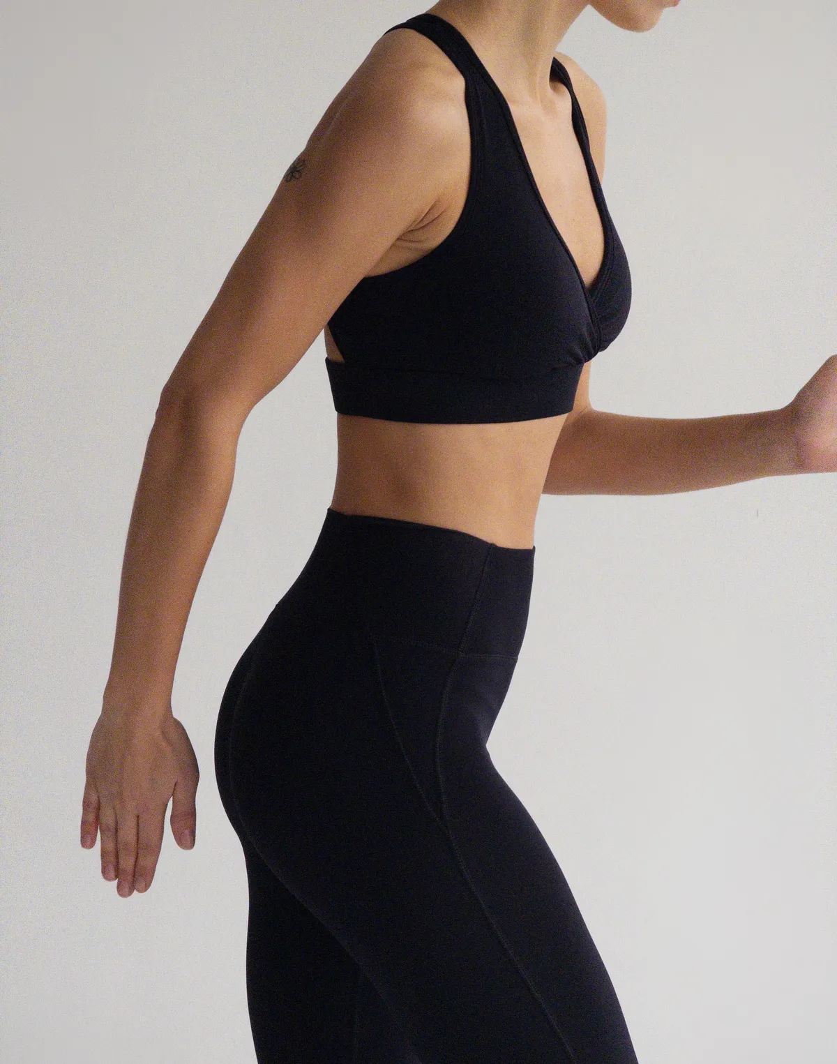 Top sportowy z miseczkami skrzyżowanymi, czarny - Фото 7