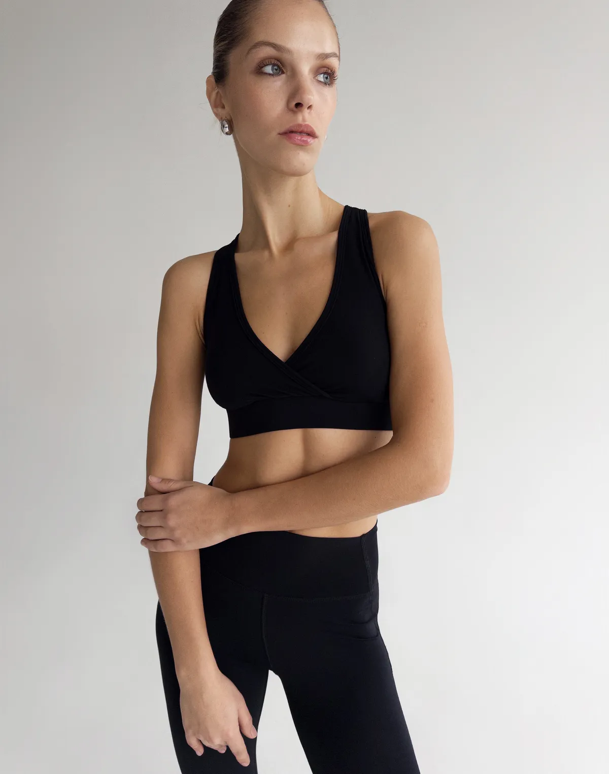 Top sportowy z miseczkami skrzyżowanymi, czarny - Фото 6