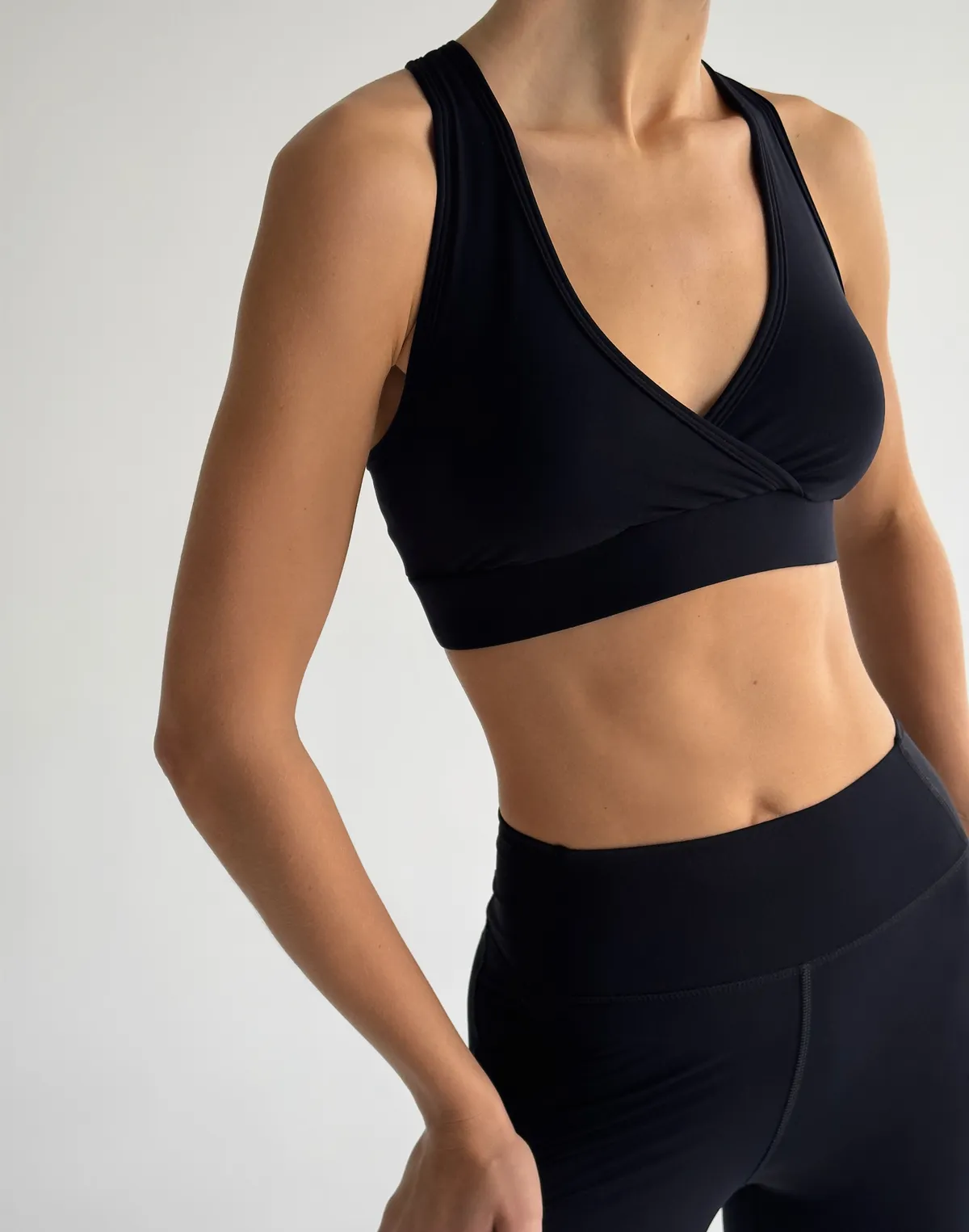 Top sportowy z miseczkami skrzyżowanymi, czarny - Фото 5