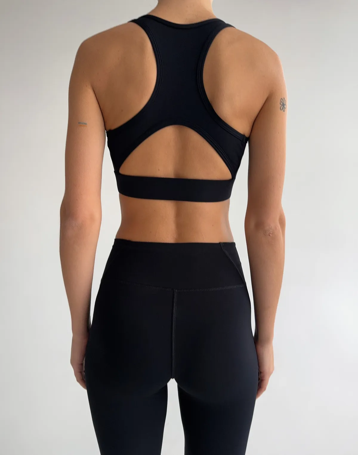 Top sportowy z miseczkami skrzyżowanymi, czarny - Фото 2