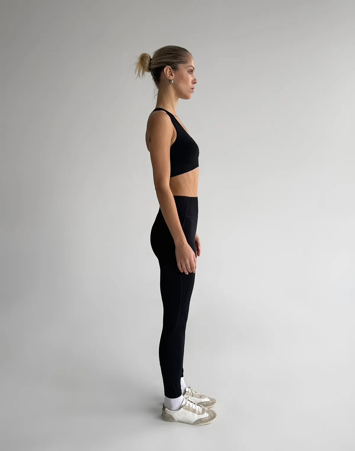 Komplet sportowy: top z krzyżowanymi miseczkami i legginsy z termiczną podszewką, czarne - Фото 5