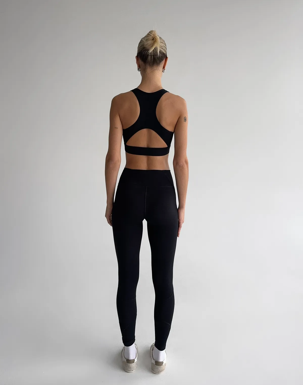Komplet sportowy: top z krzyżowanymi miseczkami i legginsy z termiczną podszewką, czarne - Фото 2